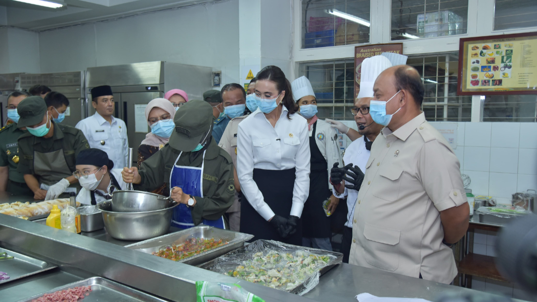 BGN Bangka Belitung dan Menpar Tinjau Praktik Siswa SPPI Batch-3 di Dapur NHI